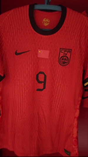 国足官方视频预热中澳战：中国队更衣室准备就绪！