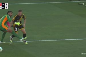 离谱！赫罗纳门将加扎尼加半场两次超级失误，接球失误&amp;送红点