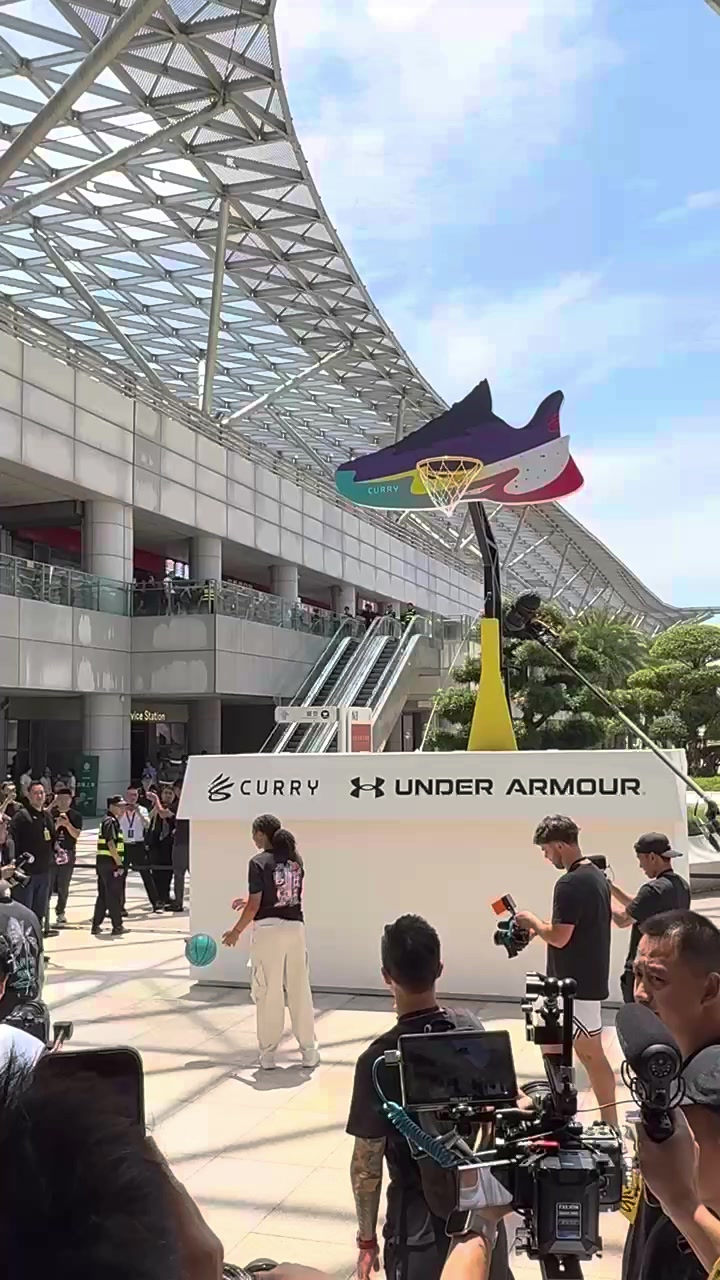 亚博体育APP-库里运动聚场CURRY CON开幕仪式 超高篮筐投篮为活动揭开神秘面纱