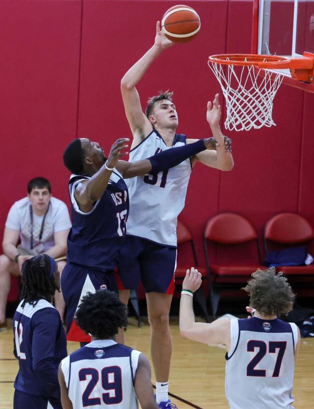 亚博体育APP-晃过朱哥颜射浓眉！17岁准状元闪耀美国男篮训练营