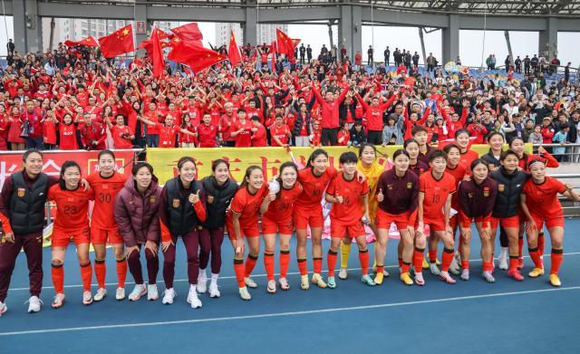 亚博体育APP-【邀请赛】邵子钦戴帽张馨远射 女足5比1泰国夺冠